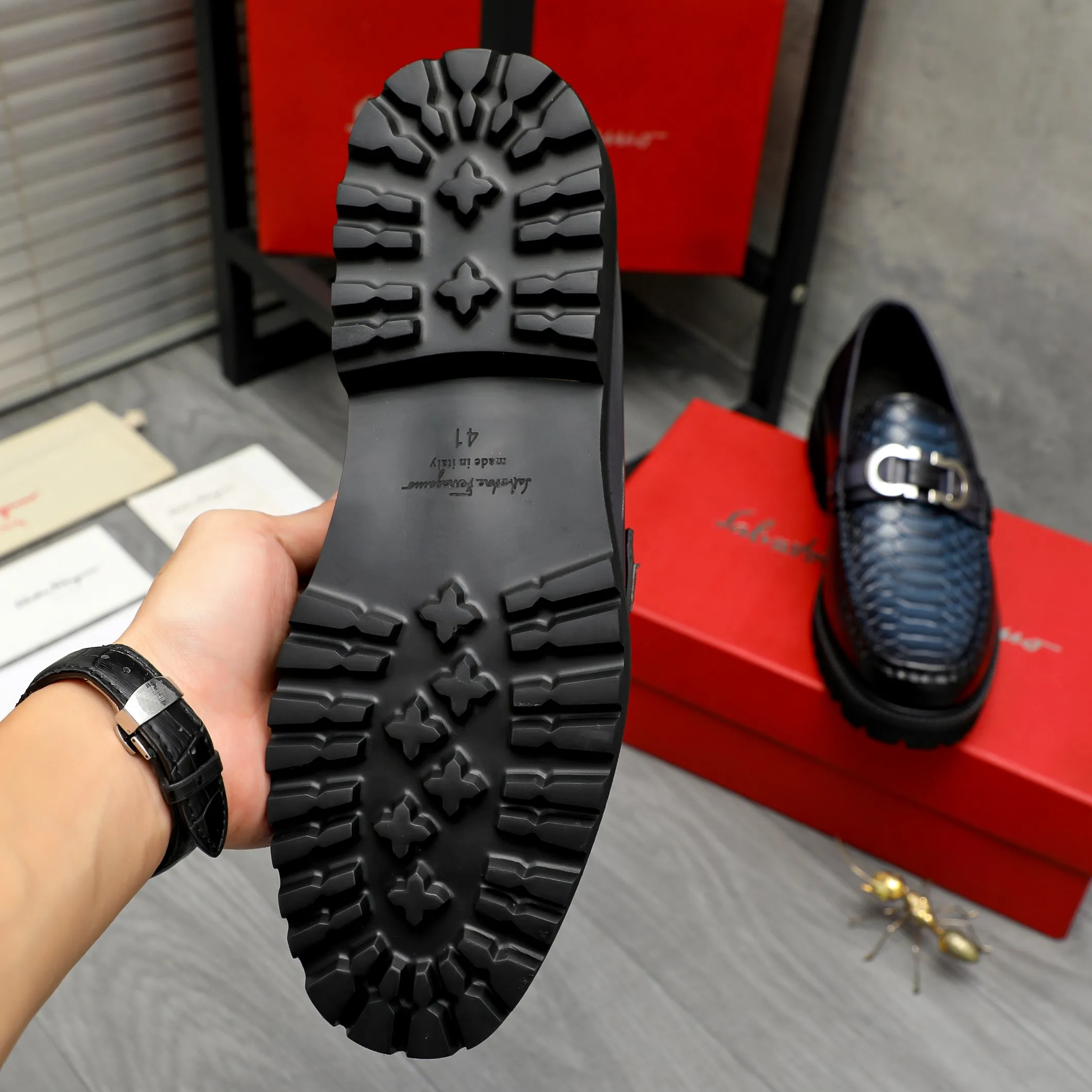 Men's shoes 💰540 Product trademark: Ferragamo "Ferragamo" business slip-on leather shoes Regular size: 38-44 (45.46 custom-made, non-returnable) Product materials: Selected high-quality color-brushed snake-print cowhide upper, cowhide lining, original outsole